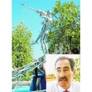 BAKAN GÜNAY DA  AŞK YAĞMURU  HEYKEL İNİ ETİK BULMADI!